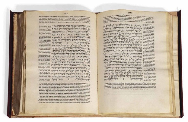 Image:  Bible Pentateque in Hebrew - Hamishah Humshe Torah with the paraphrase in Aramaic ( Targum Onkelos ) and commentary by Rashi (Solomon Ben Isaac) . Sold Ancient Books and Manuscripts Artists Books in  Paris