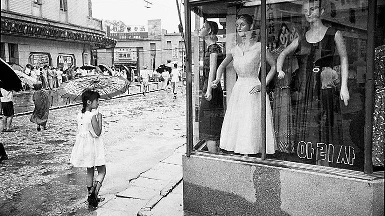 Korean Photographer Han Youngsoo Exposes Seoul After War