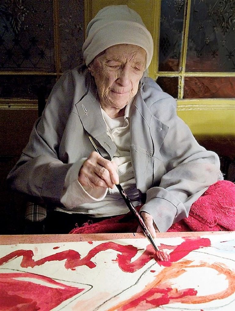 Image: The French-American artist Louise Bourgeois working on her hand colored print "La Famille" in 2009