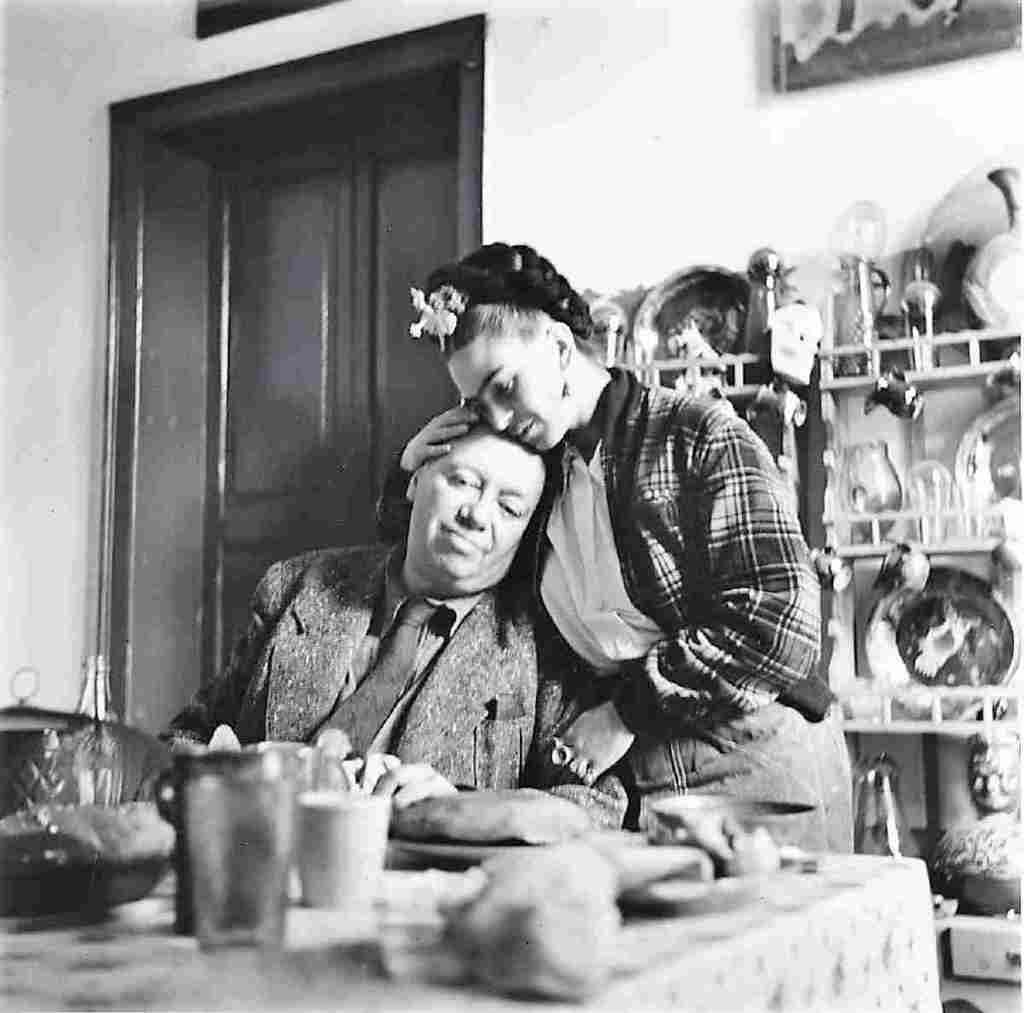 Image: Black and white photograph of Frida and Diego at lunch in Coyoacan taken in 1941 by Emmy Lou Packard 