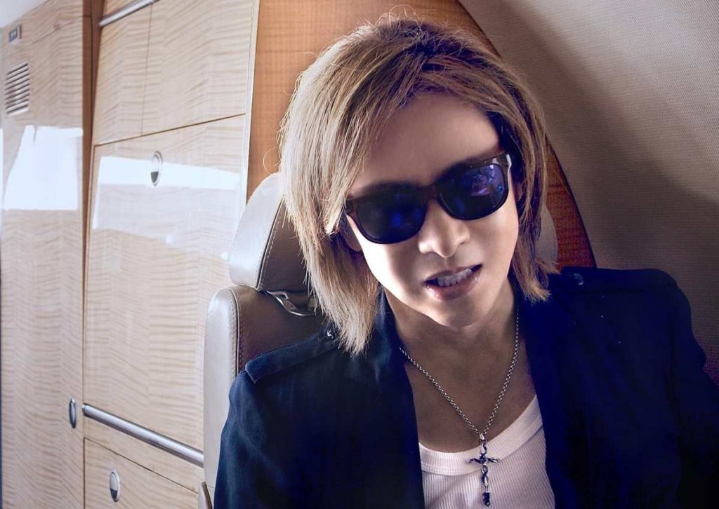 Yoshiki tells music story in style as he make to a performance