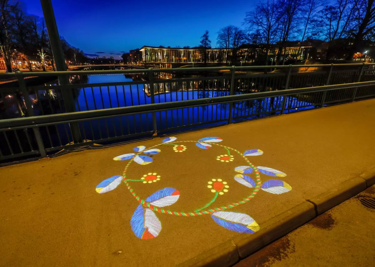 How to beautify Your Neighborhood? Let this beautiful bridge in Sweden overlooking the town with a lighting feature on posted on the sidewalk guide you.