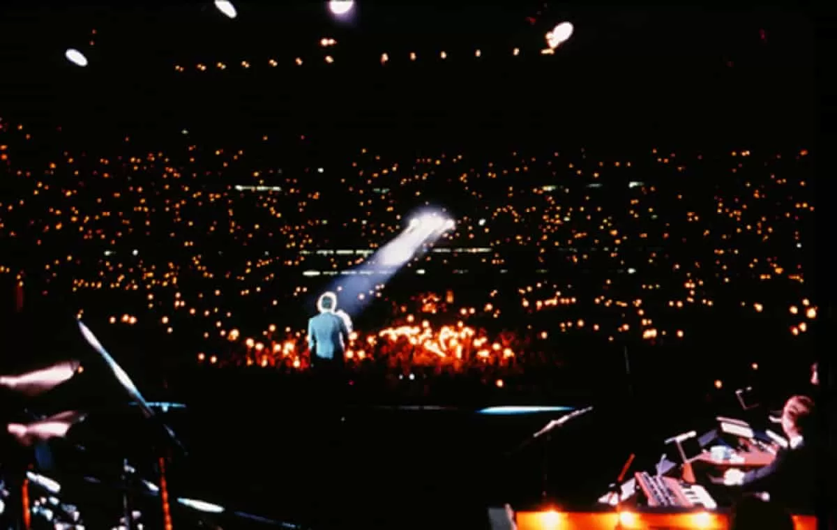 Julio Iglesias in concert in front of a huge crowd