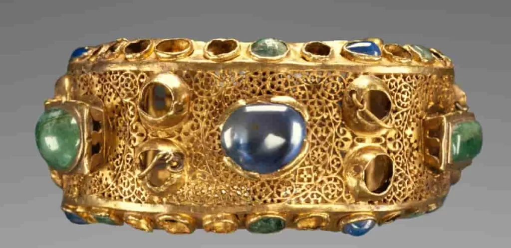 Gold-Bracelet-with-emeralds-and-glass Rome 379–396-AD is one of the objects in the solid gold exhibition at the the Brooklyn Museum