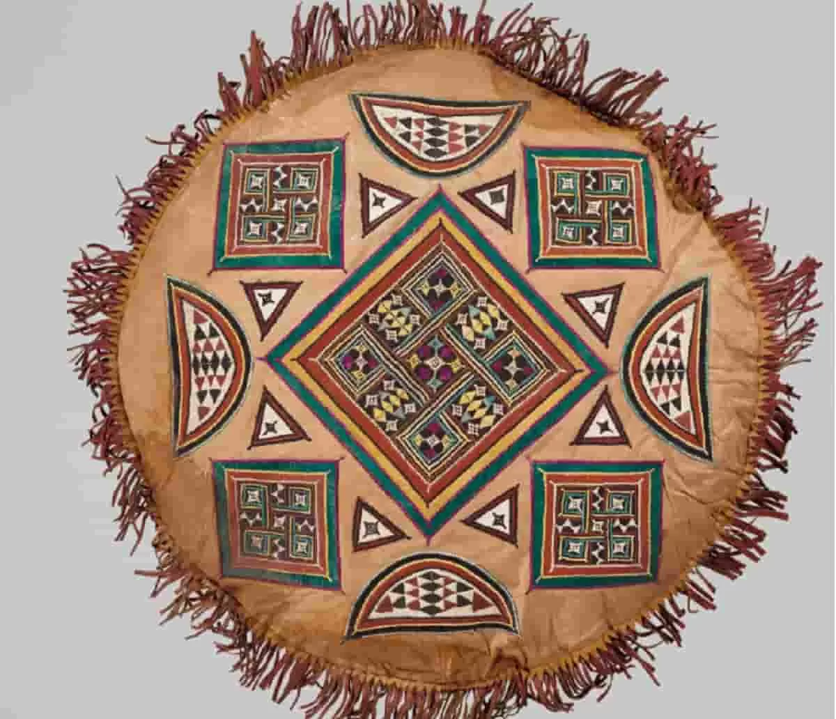 This beautiful cushion from the Hausa tribe of Niger is from the early 20th century. Made from leather and pigments, the cushion has decorative motifs. It is one of the works in Kings and Queens of Africa exhibition at Louvre Abu Dhabi.