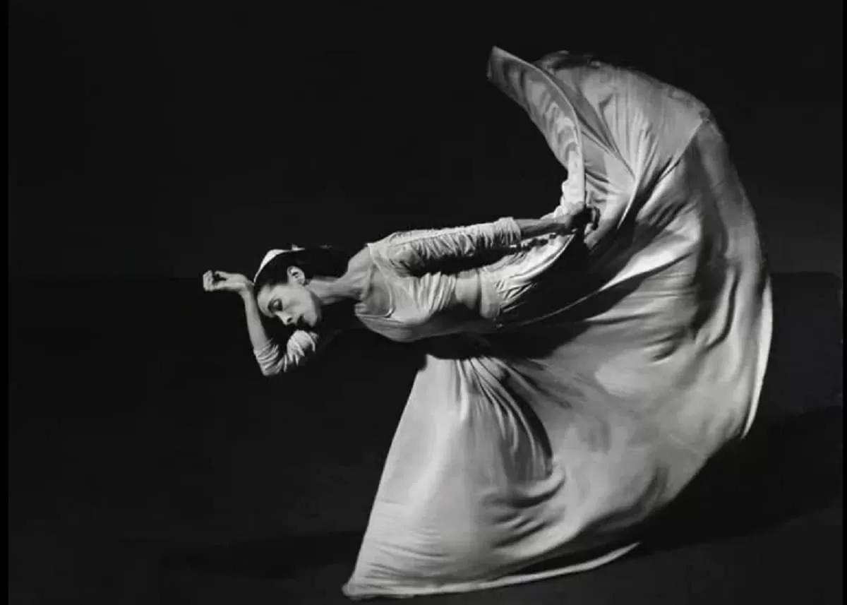 Martha Graham's black and white photograph, Letter to the World, reveals photographer as sculptor