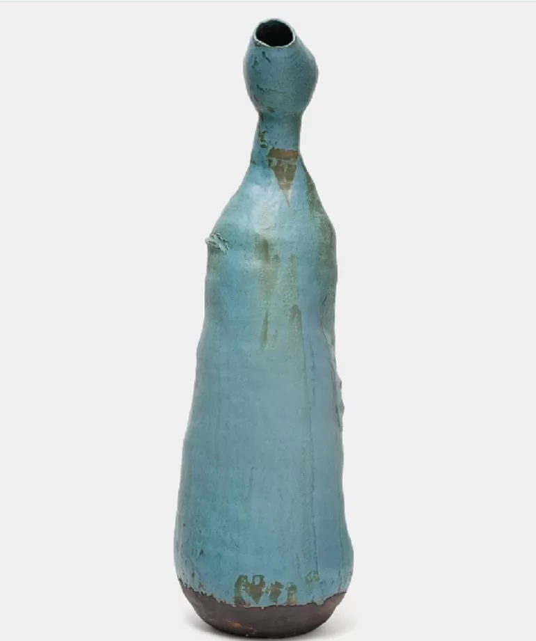 Infidel-virtuosic, a glazed stoneware ceramic by Phoebe Collings-James, one of the Black women ceramic artists who explores the collapse of power structures through the materiality of clay 