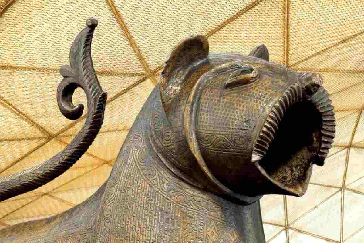 Detail of the cast bronze and engraved Lion of Monzòn from Spain (ca. 975–1100), featured in Louvre Islamic Art Masterpieces.